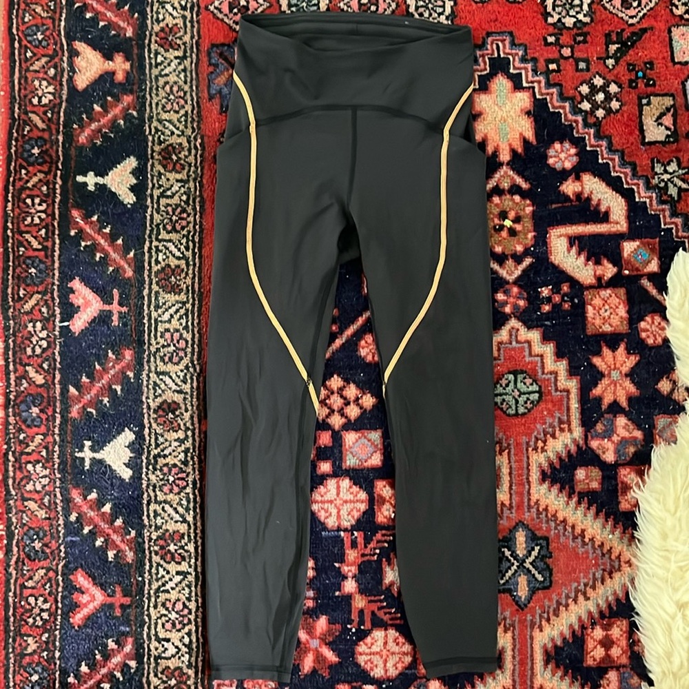 Lululemon Power Thru Tight-  Like New without tag